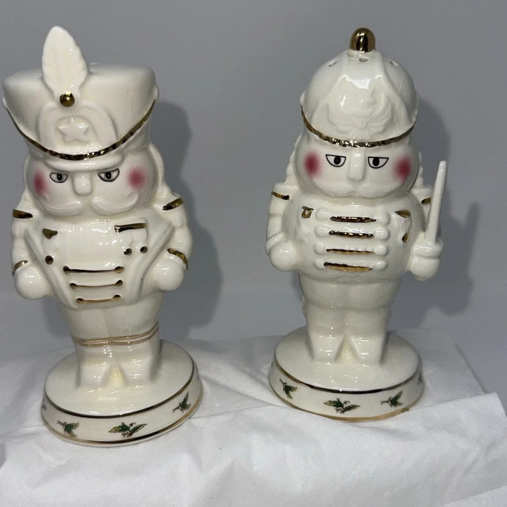 Vintage Christmas Toy Soldiers Nutcrackers Salt Pepper Shakers Holly Holiday
